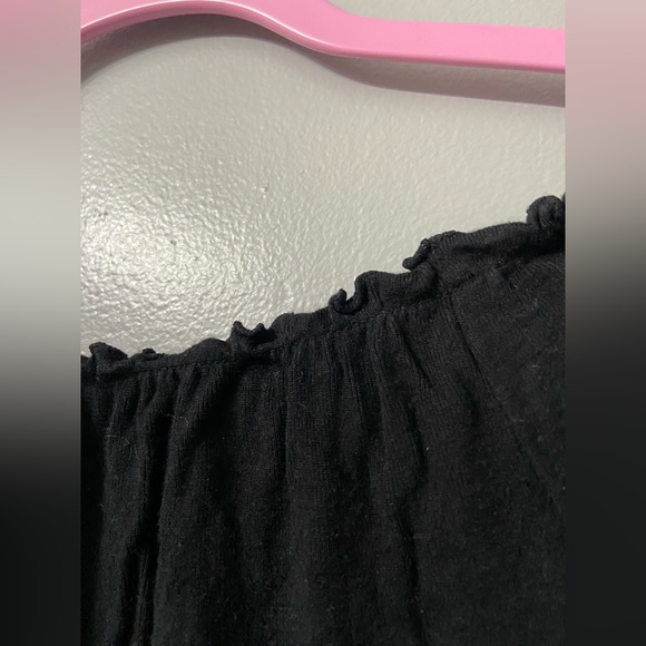 Off-Shoulder Ruffled Crop Top - Picture 3 of 4